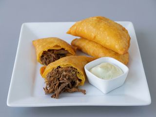 1 EMPANADA + BEBIDA