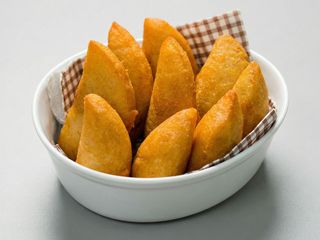 4 EMPANADAS + 2 BEBIDAS