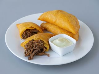 2 EMPANADAS + 2 BEBIDAS