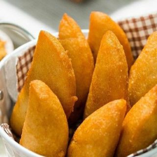 4 EMPANADAS + 2 BEBIDAS