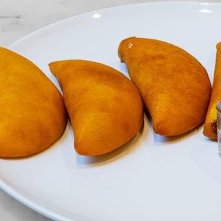 6 EMPANADAS + 2 BEBIDAS