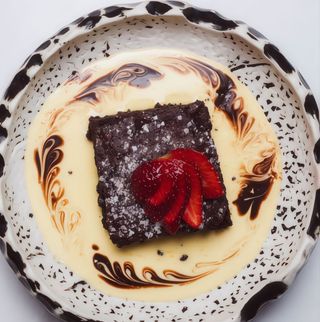 Brownie con salsa de vainilla