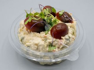 Tapa de Ensaladilla con picos de pan