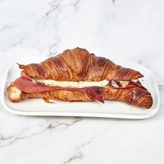 Croissant serrano y mozzarella