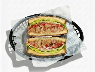 Sándwich Pulled Pork con alioli y pimientos asados (cerdo desmenuzado)