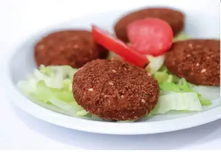 Falafel En Plato Con Ensalada