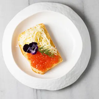 Montadito de caviar rojo