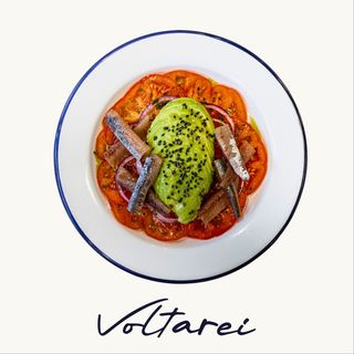Tomate o noso Rosadiño con aguacate y sardinas ahumadas