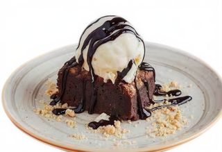 Brownie con helado de vainilla