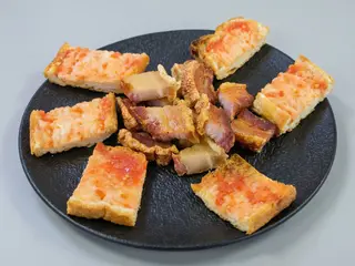 Torrezno De Soria Con Pan De Cristal