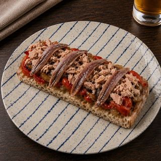 Escalivada con atún y anchoas