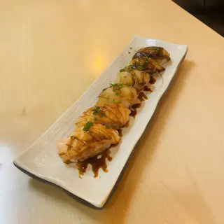 Cajita de anguila con salmón y vieira (6 pzs.)