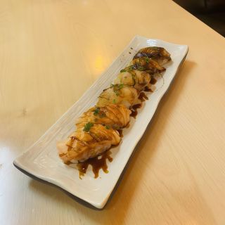 Cajita de anguila con salmón y vieira (6 pzs.)