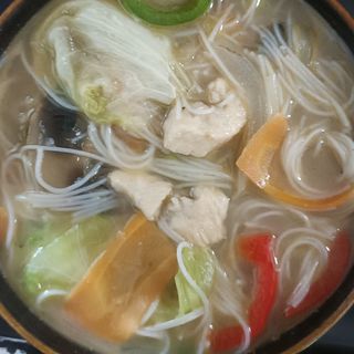 Sopa de fideos arroz con pollos y gambas