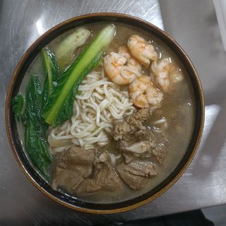 Sopa de tallarines con costilla y gambas (22）