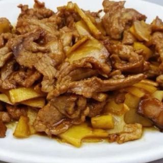 Ternera con setas y bambu