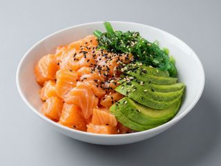 400. Poké bowl de salmón