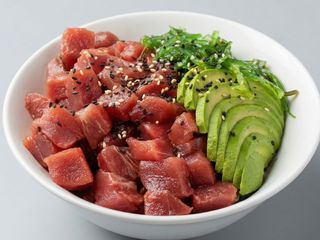 401. Poké bowl de atún