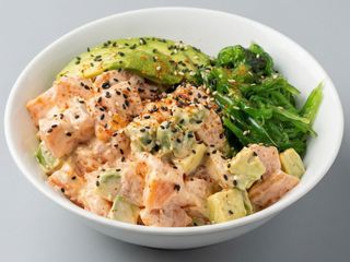 402. Poké bowl de salmón spicy