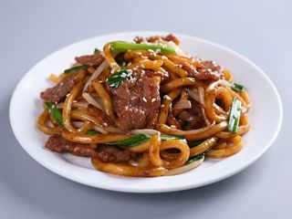 151. Udon frito con ternera