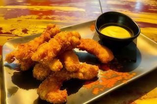 Crujiente pollo campo con salsa de mostaza y miel