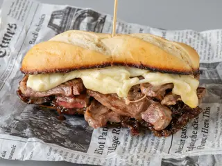 Bocadillo De Ternera Con Queso Y Alioli