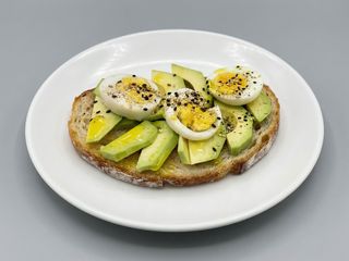 Tostada con aguacate y huevo hervido