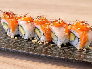 Hotate salmón roll (8 pzs.)