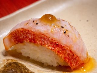 Aburi salmonete nigiri (1 pz.)