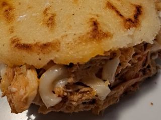 Arepa de pollo y queso 10 cms