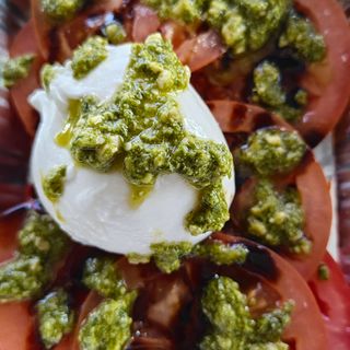 Ensalada de tomate burrata y pesto