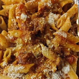 Macarrones con tomate y chorizo