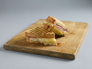 Sándwich de jamón y queso