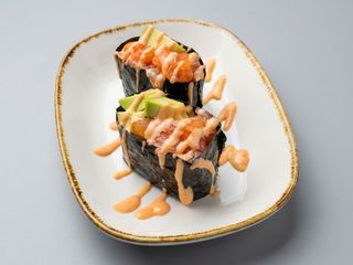  142 Gunkan de atún con aguacate y salsa picante (2 pzs.)