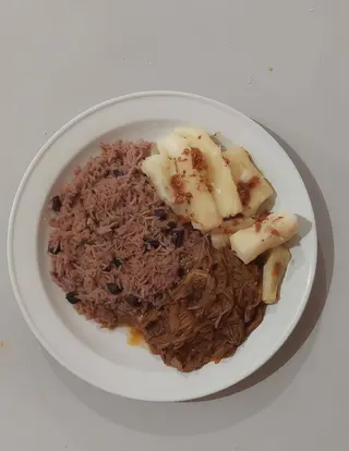Plato combinado cubano con ropa vieja