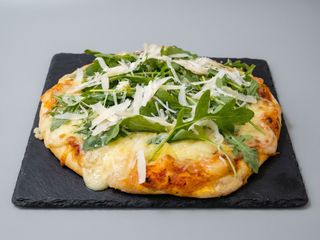 Pizza de Parmesano y Rucula