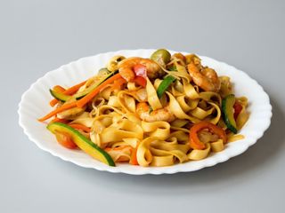 TALLARINES FRITOS CON POLLO 
