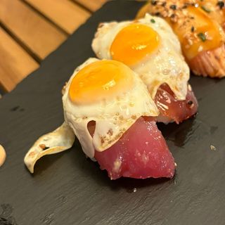 Nigiri de atún y huevo de codorniz