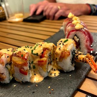 Tsunami roll (cola de dragón, 8 piezas) ESPECIALIDAD DEL CHEF