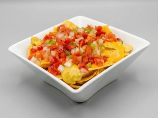 Nachos con guacamole, salsa criolla, queso