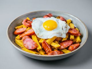 Salchipapas con Huevo frito