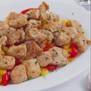 raxo con patatas y pimiento rojo