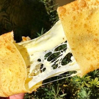 Pastel de Feria 3 Quesos – 12×21 (sirve 1–2 personas)