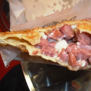 Pastel de Calabresa con Mozzarella – 12×21 (sirve 1–2 personas)