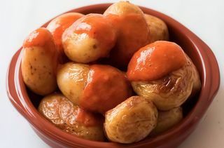 Papas arrugadas con mojo rojo