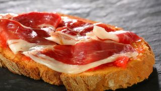 Tosta ibérico con tomate