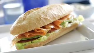 Bocadillo de salmón y aguacate