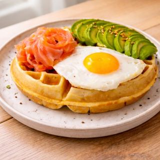 Salmón waffle