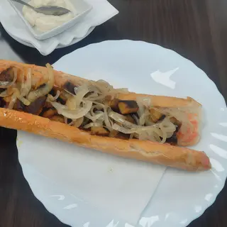 Bocadillo de pinchos con cebolla