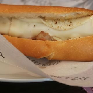 Frankfurt con queso y cebolla